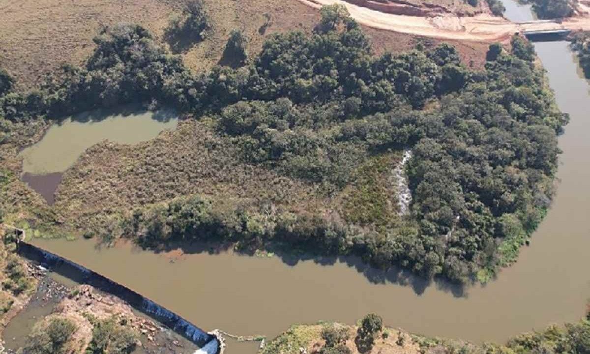 Ilha do Caixão no Rio Verde, em Varginha, onde a mata atlântica foi derrubada em 2018 -  (crédito: Divulgação/MPMG)