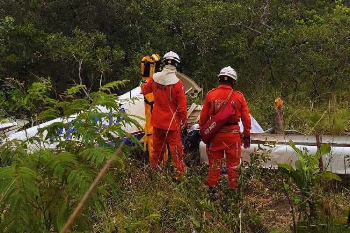 Bombeiros atuam no resgate de vítimas da queda de um avião em Barreiras (BA)