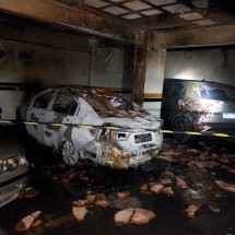 Incêndio em carro de luxo na garagem de prédio retira 40 moradores de casa em MG - SALA DE IMPRENSA/CBMMG