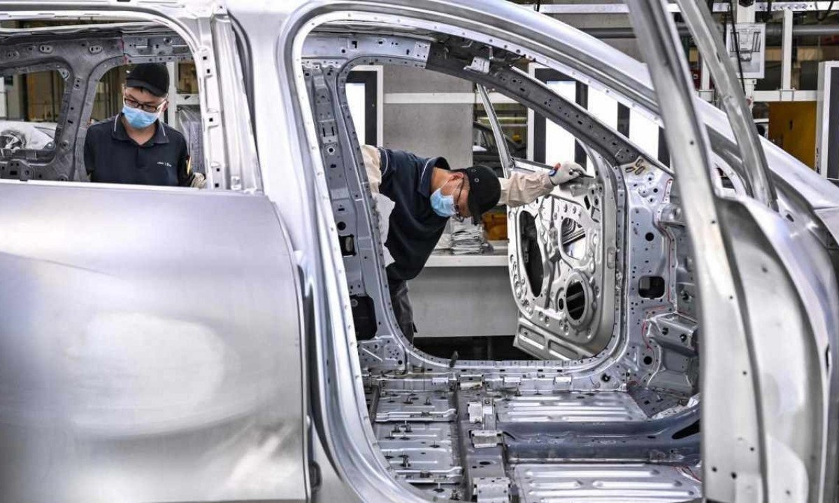 Produção de carro em montadora na China: a indústria automotiva global tem o desafio de enfrentar a concorrência dos chineses, especialmente no segmento de veículos elétricos -  (crédito: Hector Retamal/AFP)