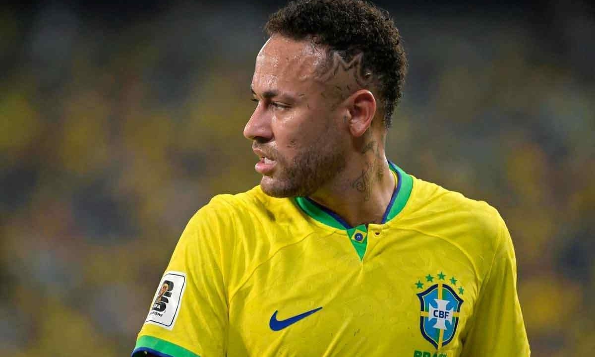 Em recuperação de cirurgia no joelho, Neymar só deve voltar a competir pelo Brasil em agosto deste ano -  (crédito: NELSON ALMEIDA / AFP)