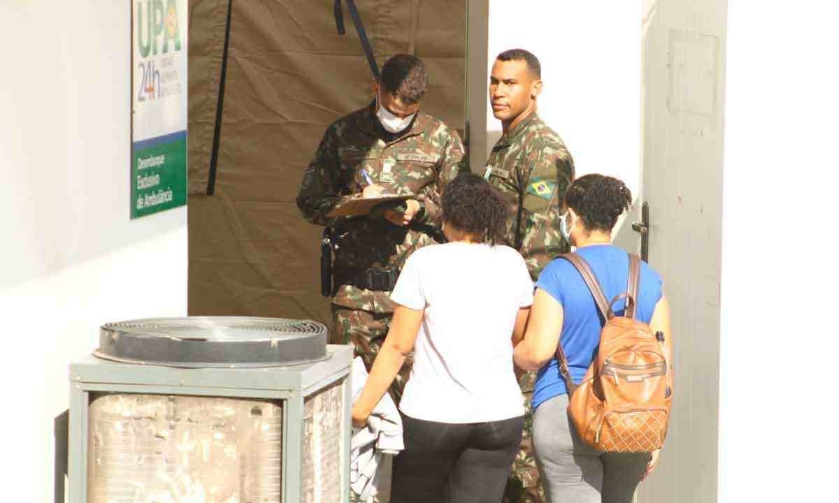 Pacientes ingressam na tenda montada ao lado da UPA Norte, que conta com 40 leitos de internação -  (crédito:  Marcos Vieira/EM/D.A Press)