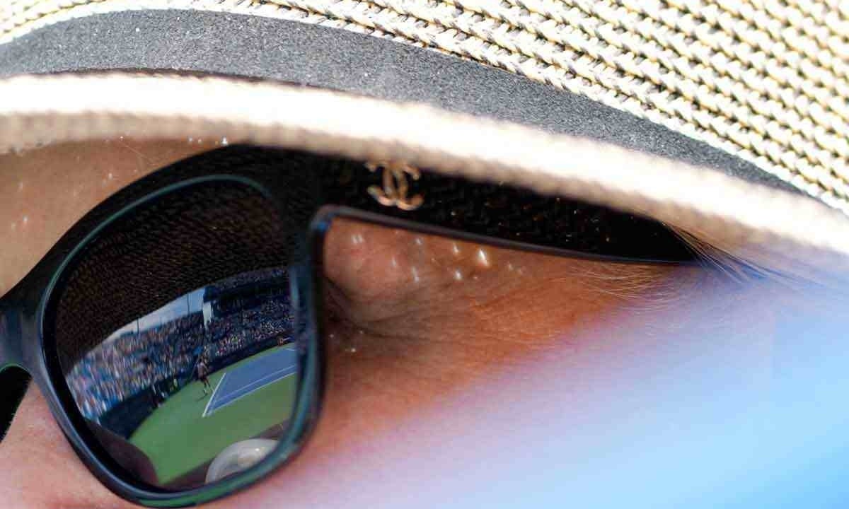 O uso de óculos de sol com adequada proteção contra os raios ultravioleta é recomendado pelos especialistas -  (crédito: Aaron Doster / AFP)
