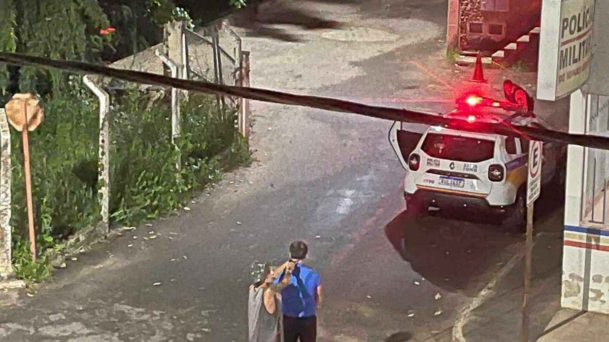 Jovem em surto faz prefeito refém na frente de quartel em Minas Gerais