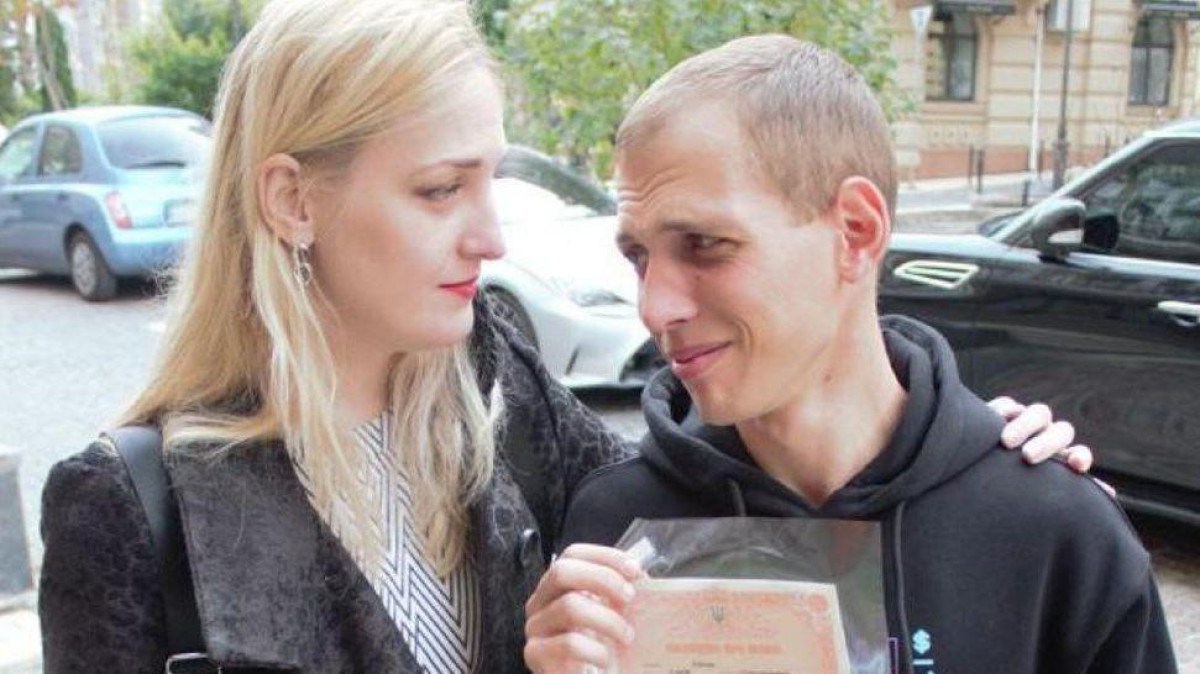 Soldado ucraniano amputado e cego sobrevive graças à voz da esposa