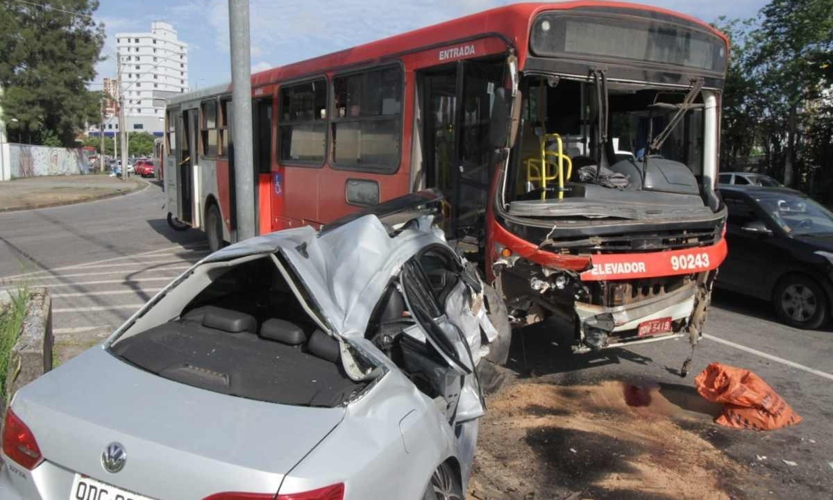Acidente entre carro e ônibus deixa dois feridos na Avenida Tereza Cristina -  (crédito: Edesio Ferreira/EM/D.A Press)