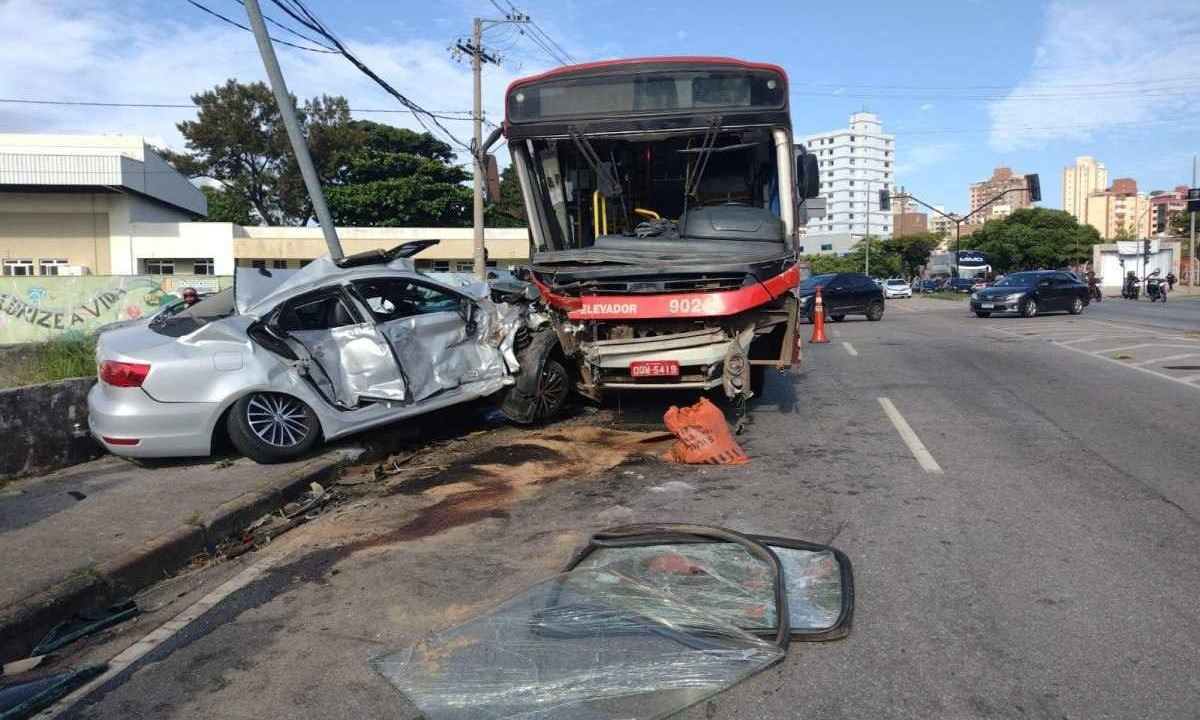 Acidente entre carro e ônibus deixou dois feridos na Avenida Tereza Cristina -  (crédito: Edesio Ferreira/EM/D.A Press)