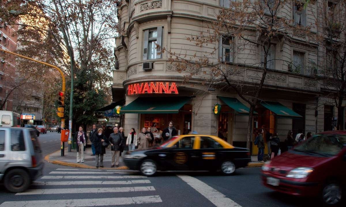 Rua de Buenos Aires, com prédio antigo e conservado e loja na fachada, com aproveitamento completo do terreno -  (crédito: Christian Haugen/wikimedia commons)