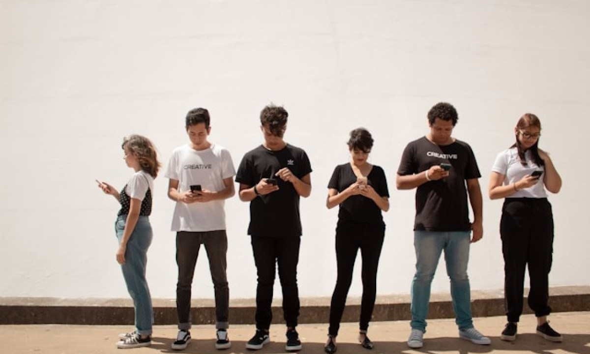 Vício: 53% dos usuários de celulares se sentem ansiosos quando não podem usar seus smartphones -  (crédito:  Creative Christians/Unsplash)