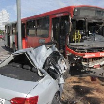 Motorista que bateu em ônibus estava alcoolizado, sem CNH e com IPVA atrasado - Edesio Ferreira/EM/D.A Press