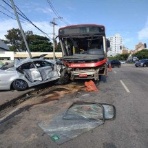 Acidente entre carro e ônibus deixa dois feridos na Avenida Tereza Cristina - Edesio Ferreira/EM/D.A Press