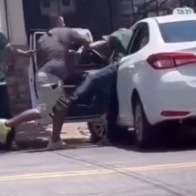  Vídeo: taxista é agredido com cabeçada, chutes e capacete em BH  - Redes Sociais/Reprodução
