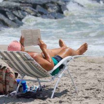 Leituras de férias ajudam a passar o tempo - Bruce Bennett/AFP