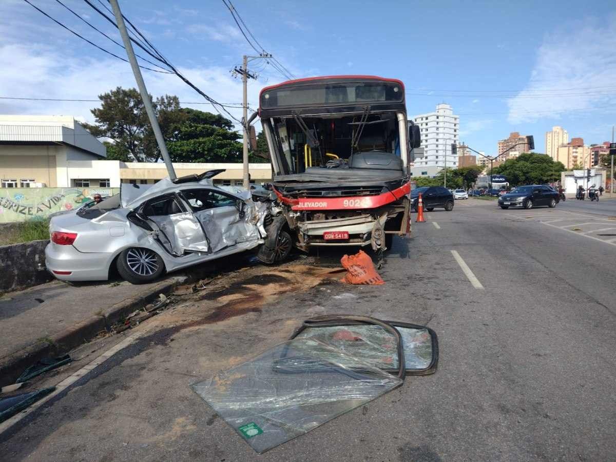 Acidente entre carro e ônibus deixa dois feridos na Avenida Tereza Cristina