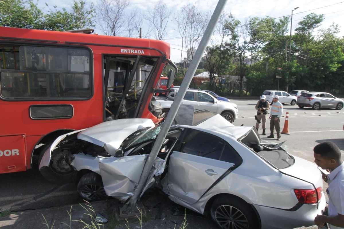 Acidente Entre Carro E ônibus Deixa Dois Feridos Na Avenida Tereza