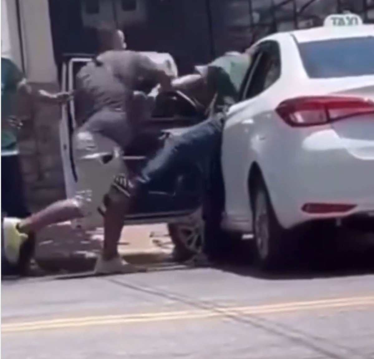  Vídeo: taxista é agredido com cabeçada, chutes e capacete em BH 