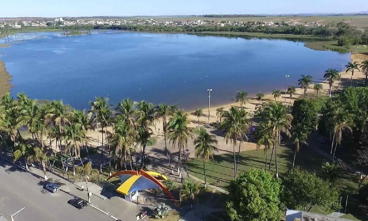 As pessoas levadas para Lagoa da Prata foram deixadas na prainha e receberam uma marmita cada -  (crédito: Divulgação/Prefeitura de Lagoa da Prata)