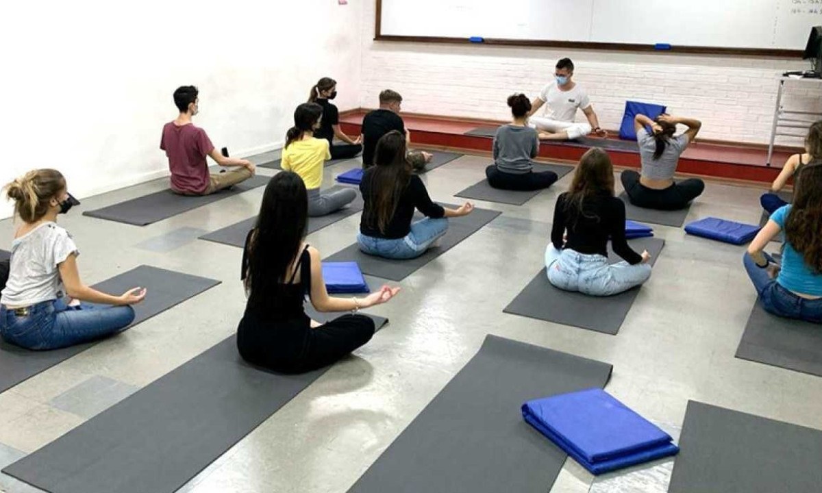 Aula de ioga no Colégio e Pré-vestibular Determinante -  (crédito: Divulgação)