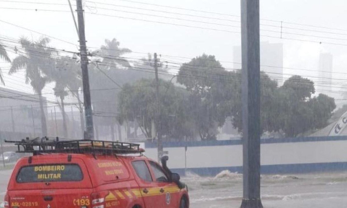 Avenida alagada no município de Patrocínio nesta segunda-feira (4 de fevereiro) -  (crédito: CBMMG)