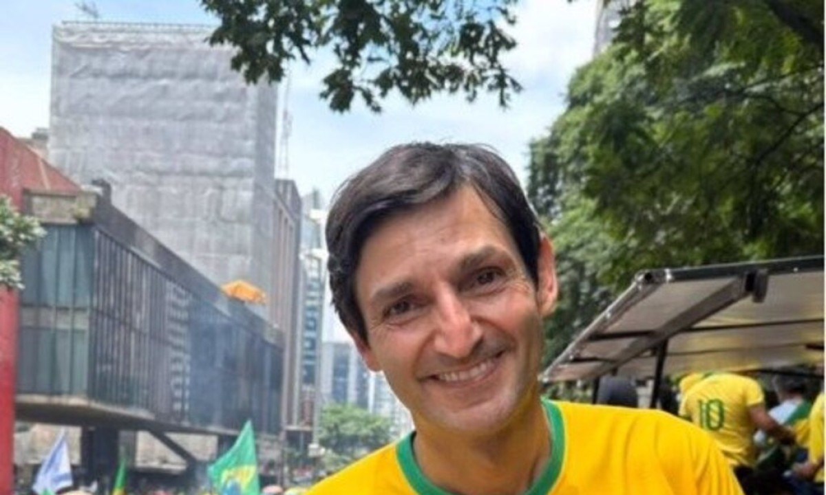 Deputado Tomé Abduch é apoiador de Jair Bolsonaro e ficou famoso por chorar em evento de apoio ao ex-presidente e ao ex-juiz Sergio Moro (União Brasil-PR) ao som de 'Como é grande o meu amor por você' -  (crédito: Reprodução/Redes Sociais)
