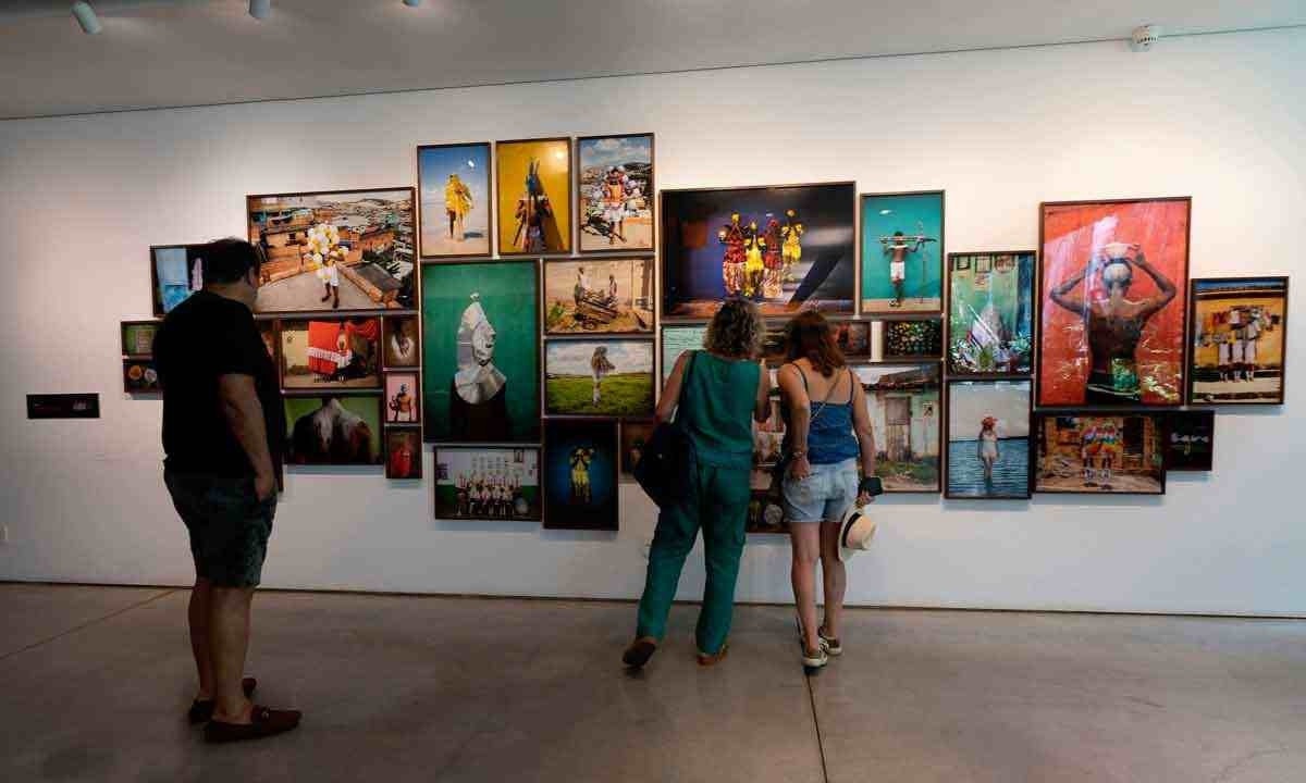 Visitantes observam exposição realizada na edição 2023 do evento, cujo tema foi 