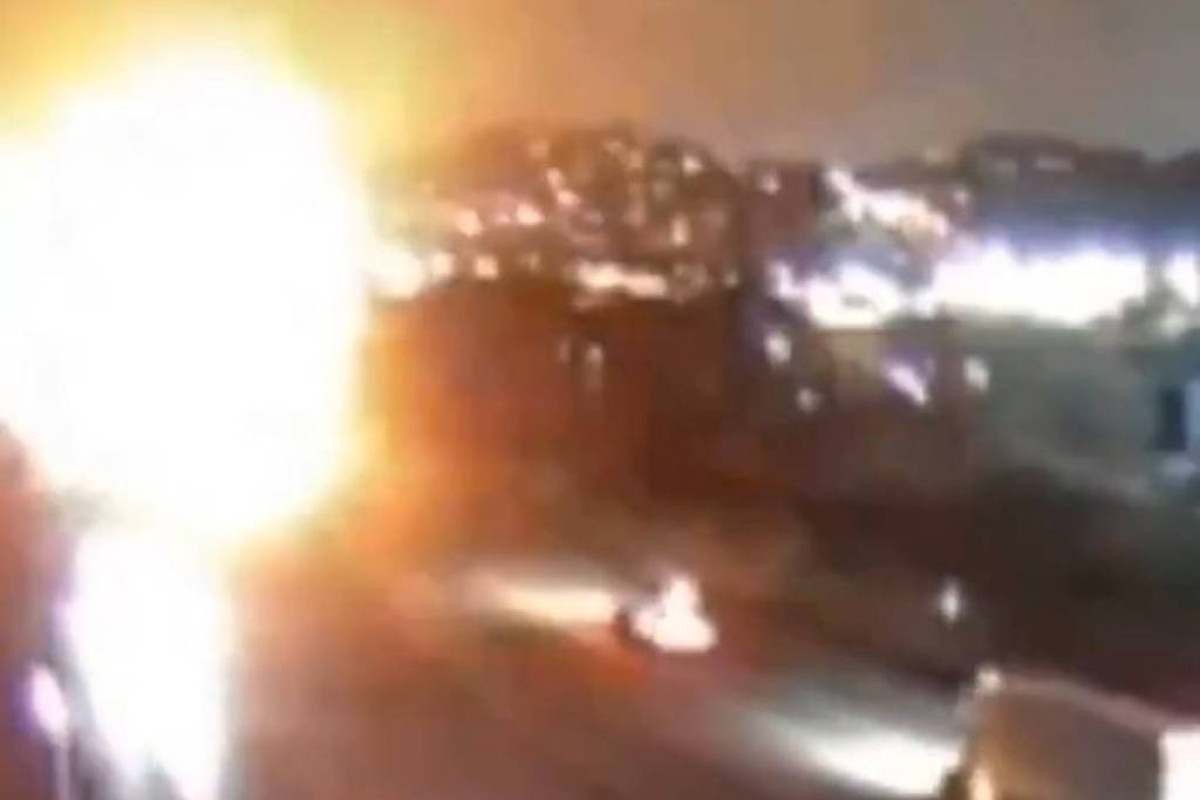 Avião cai ao lado de rodovia movimentada nos EUA, explode e mata 5; veja o vídeo
