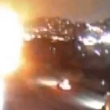 Avião cai ao lado de rodovia movimentada nos EUA, explode e mata 5; veja o vídeo - Raws Alerts/X/Reprodução