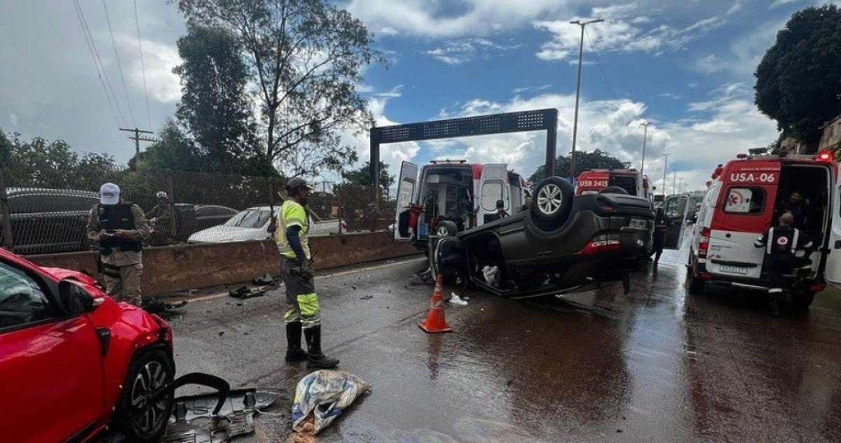 O acidente aconteceu na altura do número 270 no Bairro Madre Gertrudes, esquina com a Avenida Amazonas, na região Oeste de Belo Horizonte.  -  (crédito: Corpo de Bombeiros / Reprodução)