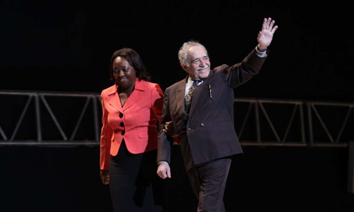 Ministra de Cultura da Colômbia, Paula Moreno, e Gabriel García Marquez em premiação literária em 2009 -  (crédito: Festival de Cinema de Guadalajara (México))