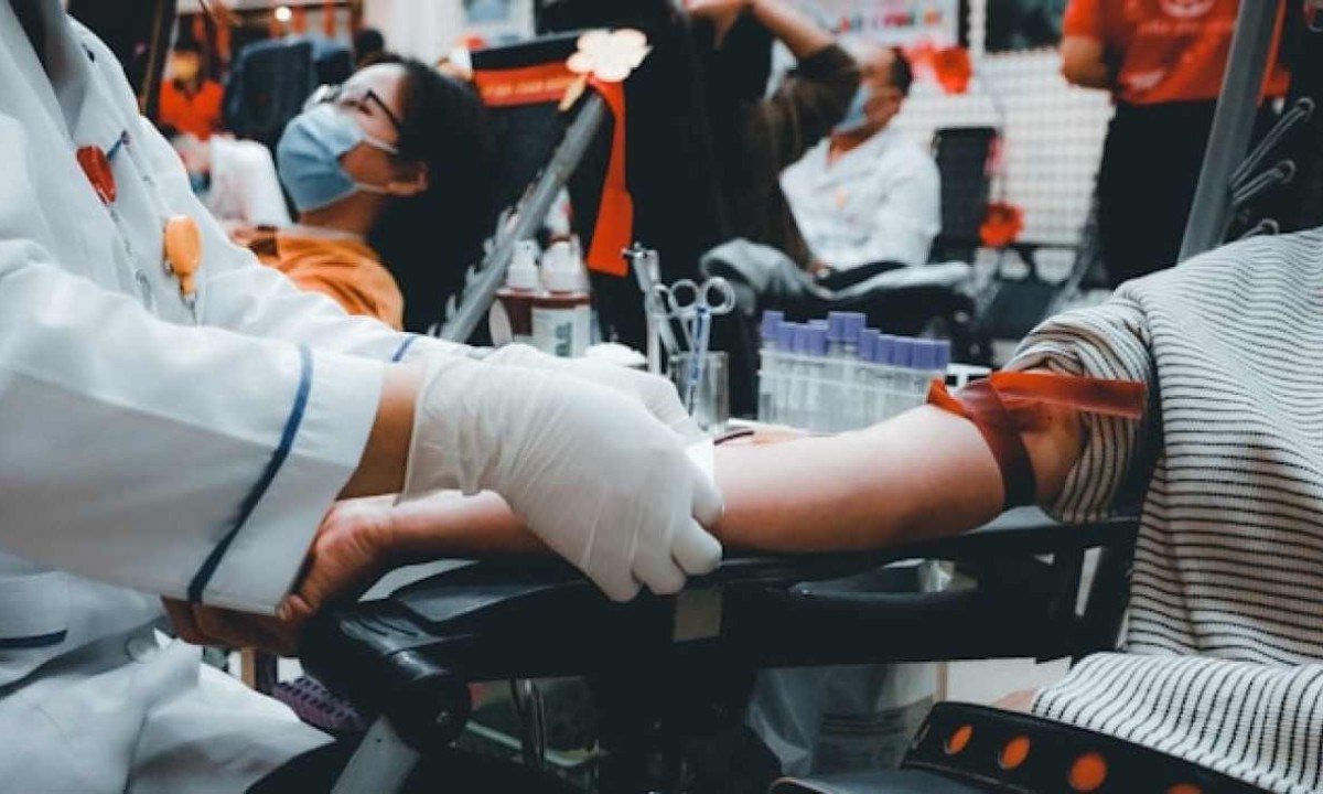 Infectologista alerta que as pessoas que estão recebendo sangue estão em uma condição debilitada, então é preferível que doadores de sangue estejam saudáveis e com o organismo recuperado de qualquer infecção viral -  (crédito:   Nguyen Hiep/Unsplash)