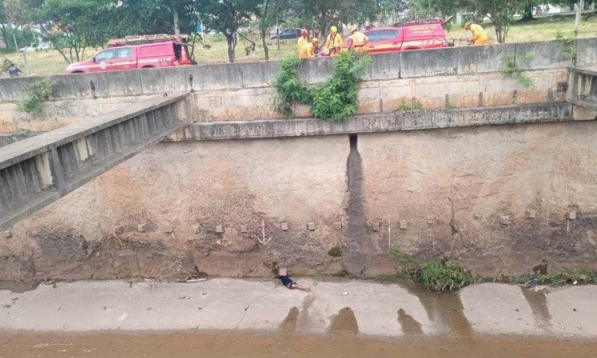 Incidente mobilizou o Corpo de Bombeiros, que chegou ao local por volta das 16h -  (crédito: Corpo de Bombeiros/Divulgação)