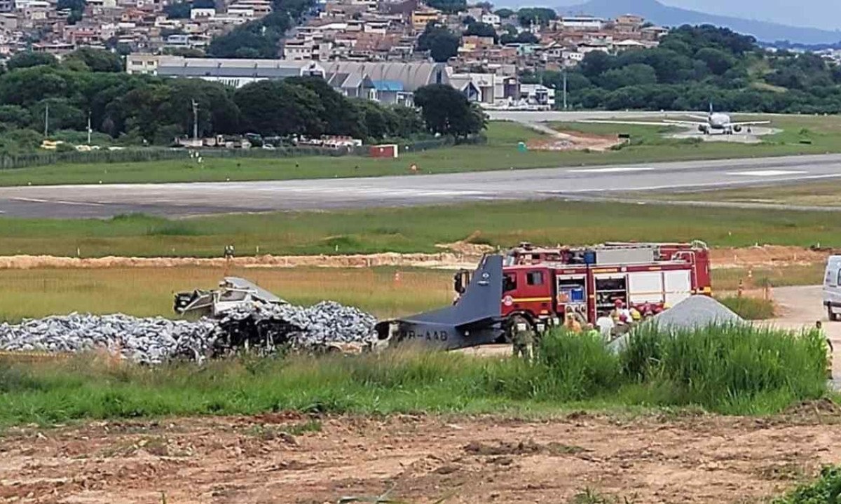 Avião caiu no aeroporto da Pampulha na tarde desta quarta-feira (6/3). Bombeiros trabalham para garantir a segurança no local.  -  (crédito: Gladyston Rodrigues / EM / DA Press)