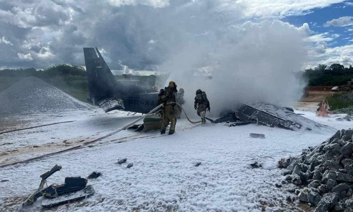 Avião da Policia Federal cai no aeroporto da Pampulha, nesta quarta-feira (6/3) -  (crédito: CBMMG/Divulgação)