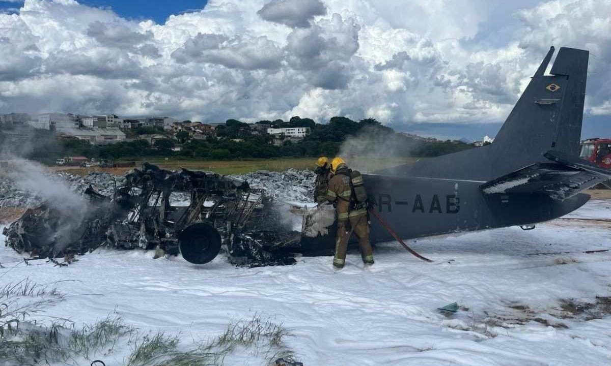 Avião caiu a 100 metros da avenida Antônio Carlos, na Pampulha -  (crédito: CBMMG/Divulgação)