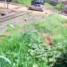 Vídeo: Carro com idoso é arrastado por trem em cidade de Minas - Reprodução / Câmera de segurança