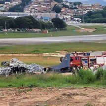 Avião cai na Pampulha: Aeronáutica envia equipe para investigar acidente em BH - Gladyston Rodrigues/EM/D.A Press