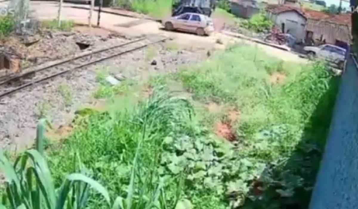 Vídeo: Carro com idoso é arrastado por trem em cidade de Minas