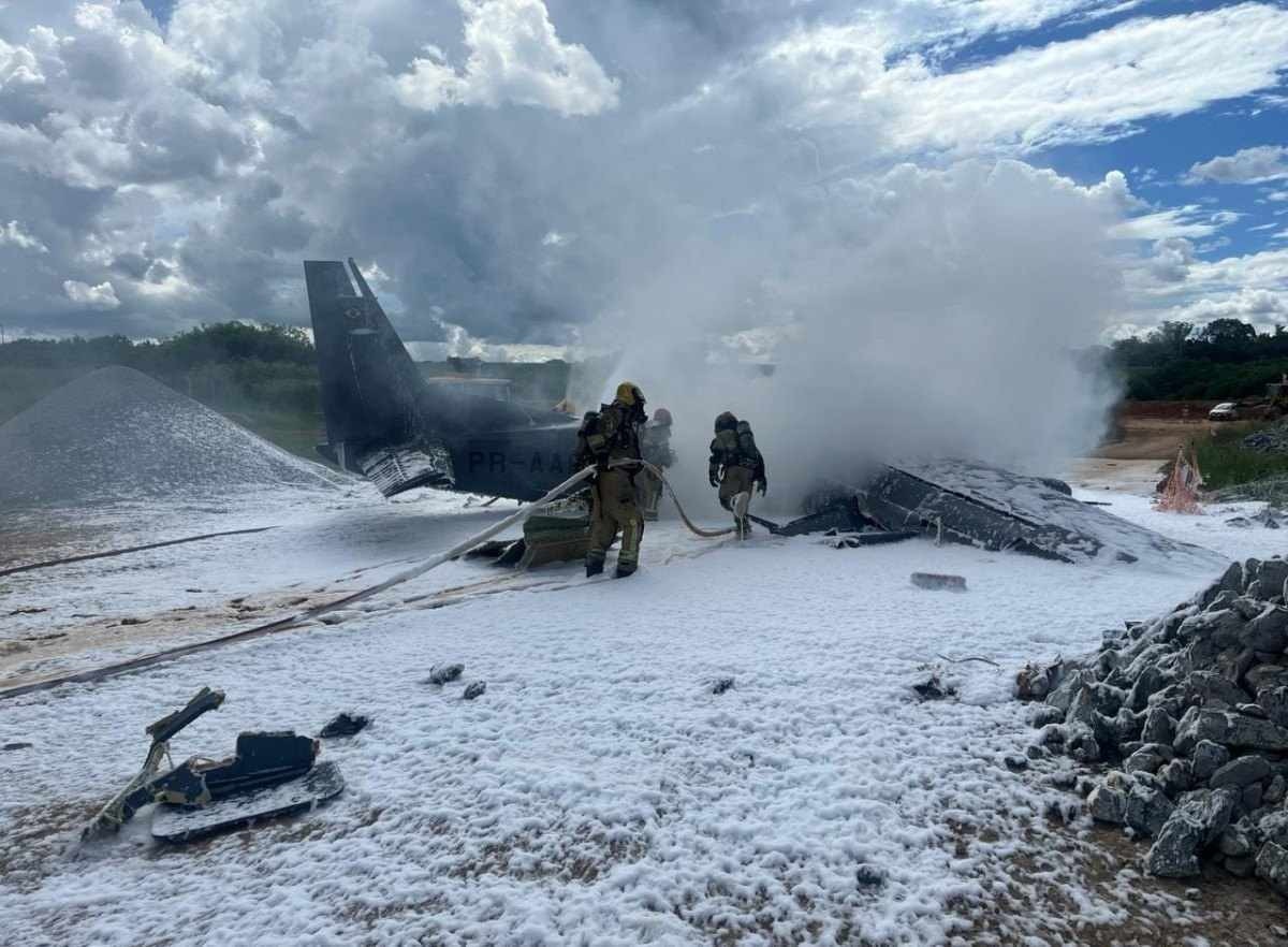 Queda de avião na Pampulha, em BH: Bombeiros fazem trabalho de rescaldo 