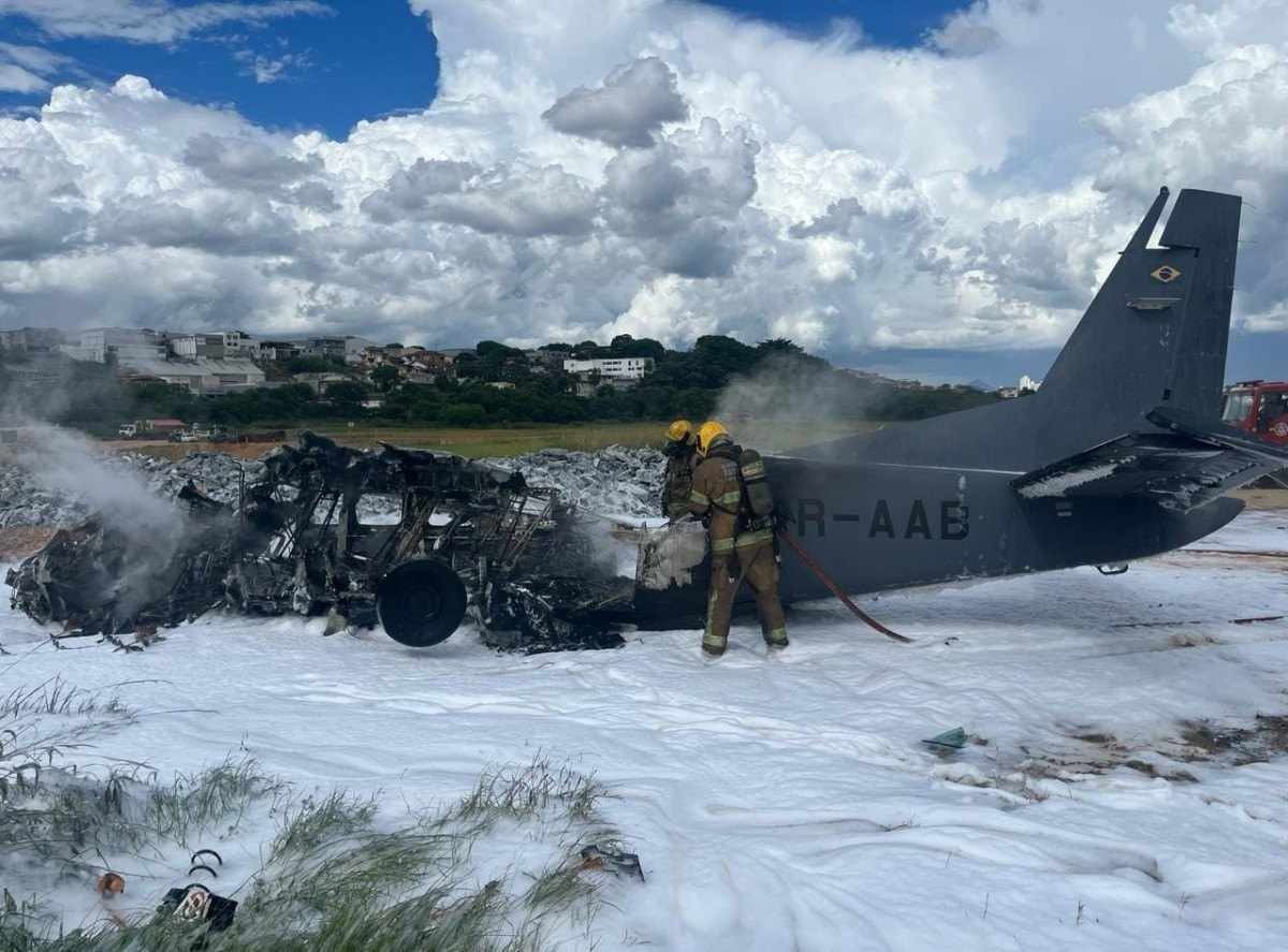 Corpos de agentes da PF que morreram em queda de avião são levados para Brasília