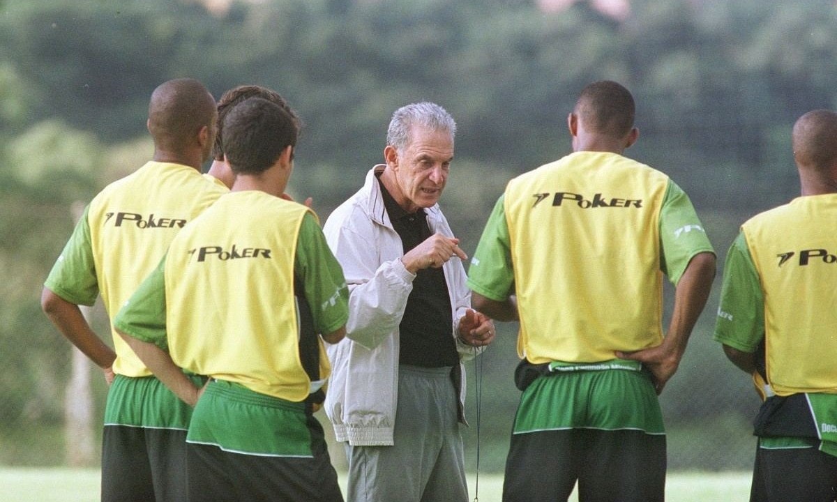 Na época de Carlos Alberto Silva, então treinador do América, os jornalistas podiam entrevistar os jogadores em campo e assistir aos treinos -  (crédito:  Paulo Filgueiras)