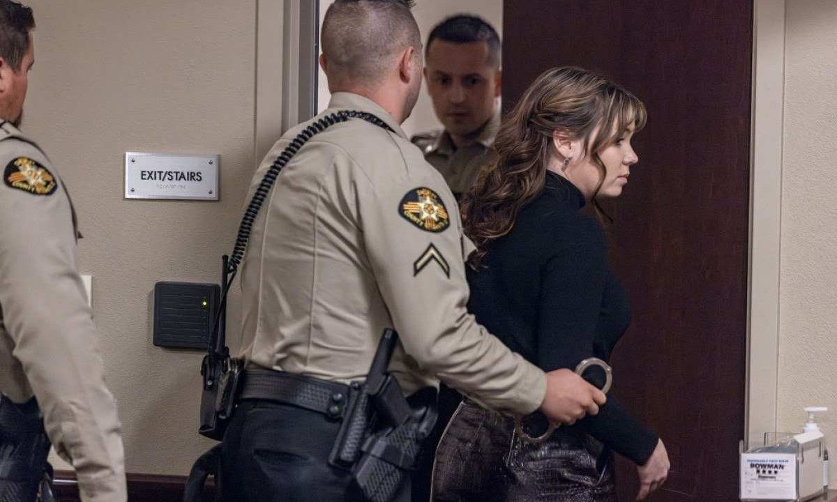 Hannah Gutierrez, armeira do filme Rust, é retirada da sala de julgamento por um policial
       -  (crédito: Luis Sánchez Saturno / POOL / AFP)