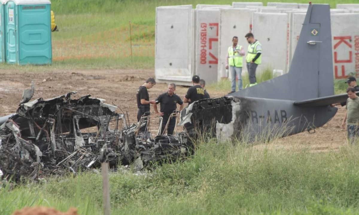 Polícia Federal faz perícia em avião que caiu e matou dois agentes no Aeroporto da Pampulha -  (crédito: Edesio Ferreira/EM/D.A Press)