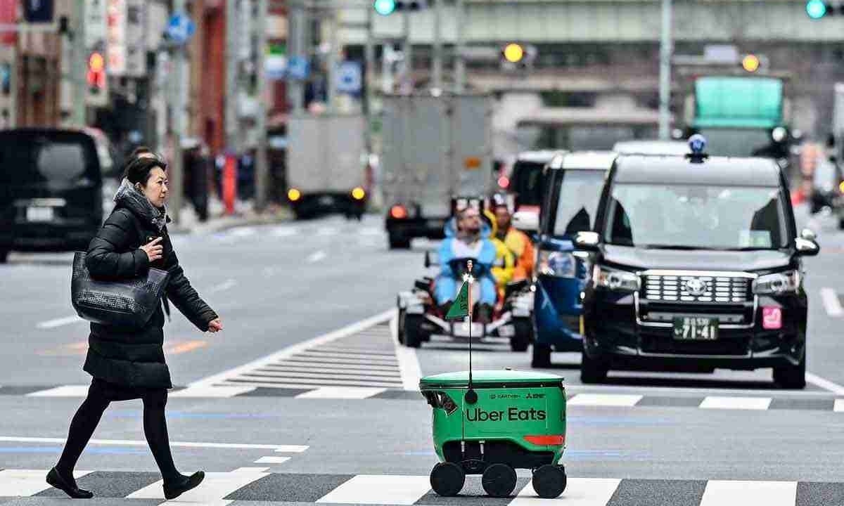 o robô da Uber Eats Japan, não tripulado e desenvolvido pela robôs Cartken, pode fazer serviço de entrega pelas ruas do centro de tóquio -  (crédito: afp)