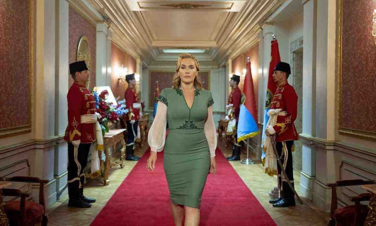 Kate Winslet é a premiê desajustada de um indefinido país europeu que tende à autocracia em 