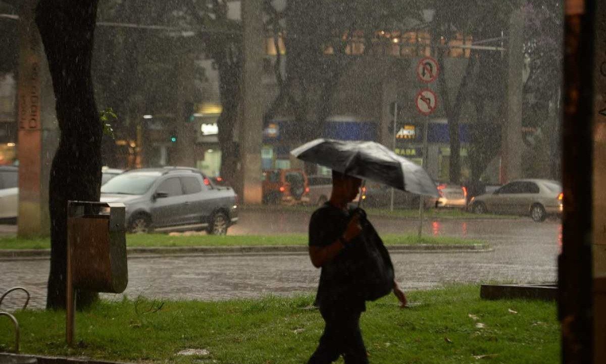 Chuva na Savassi nesta quinta-feira (7/3) -  (crédito: TÃºlio Santos)