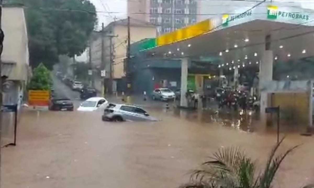 Chuva deixou carros submersos em Belo Horizonte, nesta quinta (7/3) -  (crédito: Reprodução/Redes sociais)