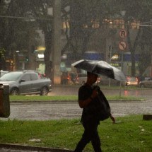 Defesa Civil alerta para risco de chuvas nas próximas horas em BH - T&uacute;lio Santos/EM/D.A Press