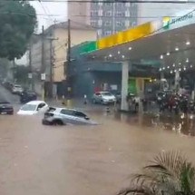 Chuva forte em BH deixa vias alagadas e carros ficam submersos; veja vídeo - Reprodução/Redes sociais