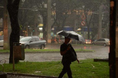 Chuva na Savassi nesta quinta-feira (7/3) -  (crédito: TÃºlio Santos)