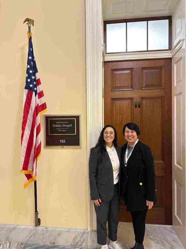Carolina com a presidente da "The Academy for Radiology and Biomedical Imaging Research" na porta da deputada Debbie Dingellm,